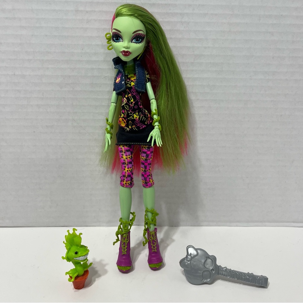 MONSTER HIGH Doll Venus McFlytrap with pet doll toy